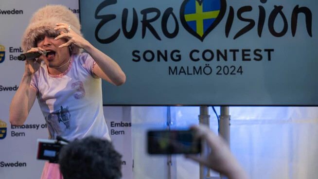 Auf der grossen Bühne: Nemo vertritt die Schweiz am Eurovision Song Contest – hier singt Nemo anlässlich der Feier zum 50-Jahr-Jubiläum des ESC-Sieges von Abba in der schwedischen Botschaft in Bern.