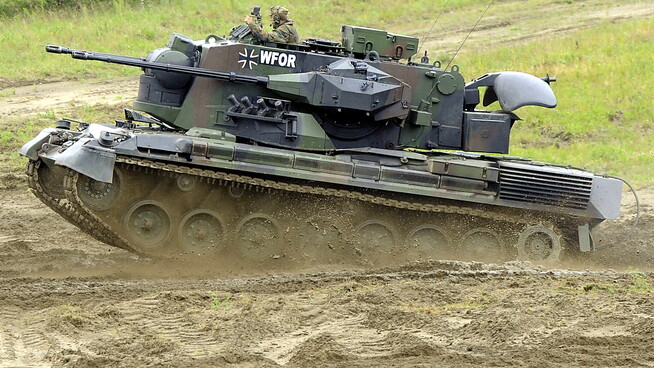 ARCHIV - Ein Flakpanzer vom Typ Gepard fährt auf einem Truppenübungsplatz in Munster über das Gelände. Die Ukraine erhält im Juli die ersten 15 Flugabwehrkanonenpanzer Gepard aus Beständen der deutschen Industrie. Das berichtete Verteidigungsministerin…