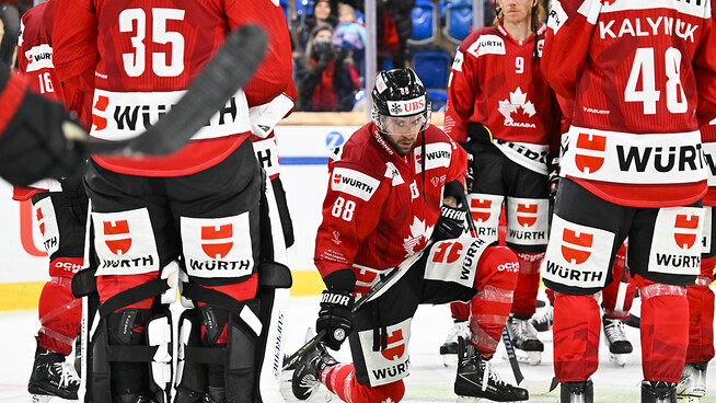 Chris DiDomenico (kniend) bezog mit dem Team Canada drei Niederlagen in drei Spengler-Cup-Spielen - eine historische Schmach für die Kanadier am Traditionsturnier in Davos