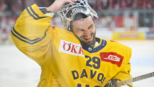 Hat gut Lachen: HCD-Goalie Sandro Aeschlimann ist massgeblich daran beteiligt, dass der HC Davos im Play-off-Halbfinale steht. 