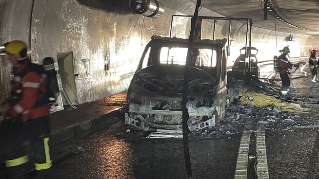 Sach- aber keinen Personenschaden: Der ausgebrannte Tiertransporter hat Schäden an der Tunnelinfrastruktur hinterlassen.