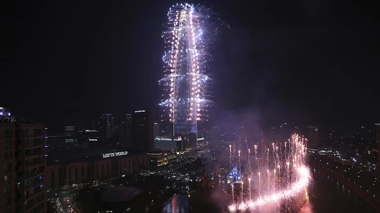 Der 123 Stockwerke zählende Lotte World Tower im südöstlichen Stadtteil Jamsil ragt 555 Meter in die Höhe.