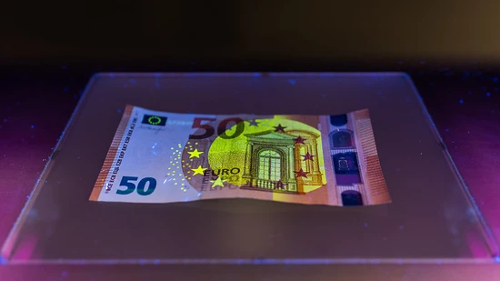 Unter Schwarzlicht sind die Sicherheitsmerkmale der neuen 50-Euro-Note deutlich sichtbar. Wegen veralteter Software haben einige Geldschein-Scanner in Amsterdam aber die Note als Falschgeld betrachtet.