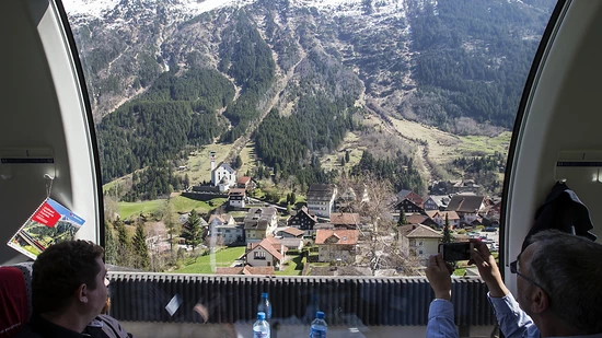 Ab Karfreitag fährt ein Panoramazug über die historische Gotthard-Bergstrecke.