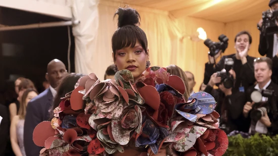 Sängerin Rihanna macht dem New Yorker Metropolitan Museum ihre Aufwartung in ausgefallener Tracht.