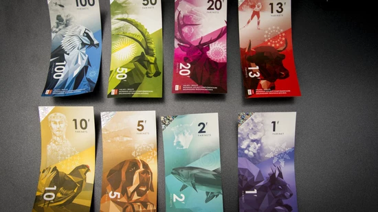 Die Währung gibt es in Scheinen mit einem Wert von 1, 2, 5, 10, 13, 20, 50 und 100 Farinets. Gedruckt wurden Scheine im Wert von 500'000 Farinets.