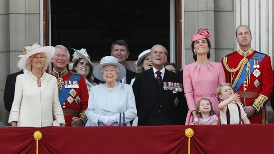 Die britische Königsfamilie anlässlich der Feiern zum Geburtstag von Königin Elizabeth II. (4. von links). auf dem Balkon von Buckingham Palace in London.