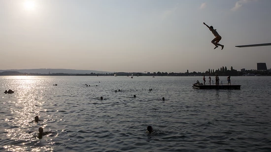 Es ist die Woche der Badefreudigen, wie hier im Seebad Selliken in Zug. (Archiv)
