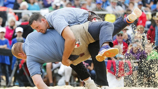 Kilian Wenger (oben) ist erstarkt. Hier bodigt er im 3. Gang Bruno Graber