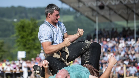 Samuel Giger bettet im Schlussgang in Hausen am Albis den Solothurner Bruno Gisler ins Sägemehl