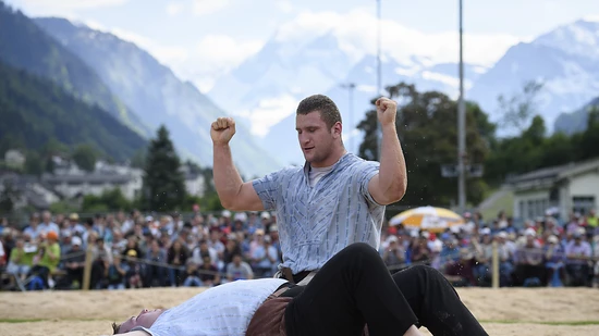 Armon Orlik der Sieger, Domenic Schneider auf dem Rücken: die Entscheidung am Glarner-Bündner Fest in Schwanden GL