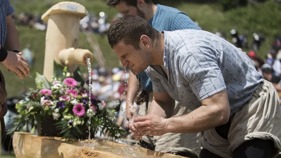 Etwas Abkühlung muss sein: Armon Orlik hat sich ins Zeug gelegt und kann seinen zehnten Kranzfestsieg feiern.