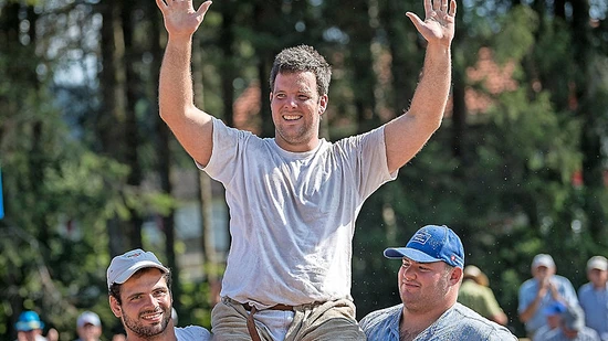 Siegerlachen: Tobias Krähenbühl gewinnt den 61. Ricken-Schwinget.