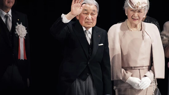 Der Japanische Kaiser Akihito und seine Frau, Kaiserin Michiko grüssen bei einer Zeremonie anlässlich des 30. Thronjubiläums das Publikum.