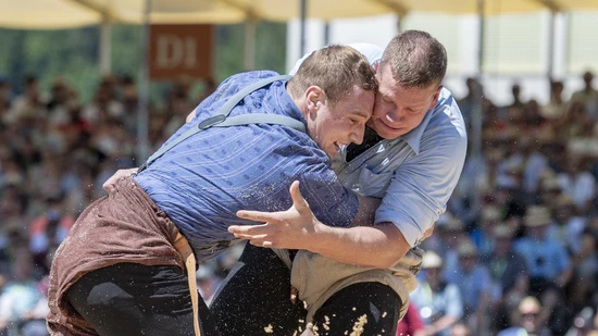 Jung und bös und Innerschweizer: Pirmin Reichmuth (rechts) und Joel Wicki bei ihrem gestellten Gang am Luzerner Kantonalfest in Willisau