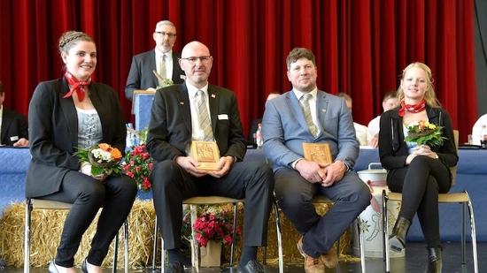 Rücktritt und Ehrung: Hanspeter Rufer (links) und Beat Abderhalden werden in die Gilde der Ehrenmitglieder aufgenommen.