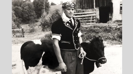Karl Oberholzer posiert nach dem «Eidgenössischen» von 1958 in Freiburg mit dem gewonnenen Lebendpreis.