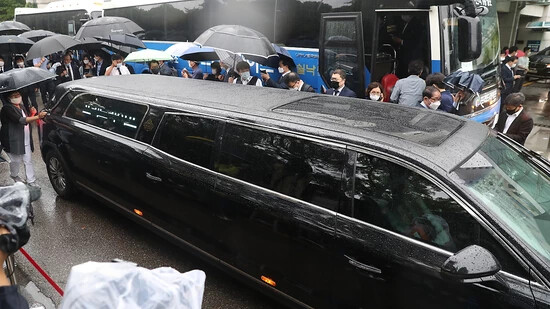 Ein Fahrzeug mit dem Sarg des verstorbenen Bürgermeisters Park Won-soon verlässt das Seoul National University Hospital auf dem Weg zum Rathaus zu der Trauerfeier. Der Bürgermeister von Seoul war am 10. Juli an einem Berg im Norden der Zehn-Millionen…