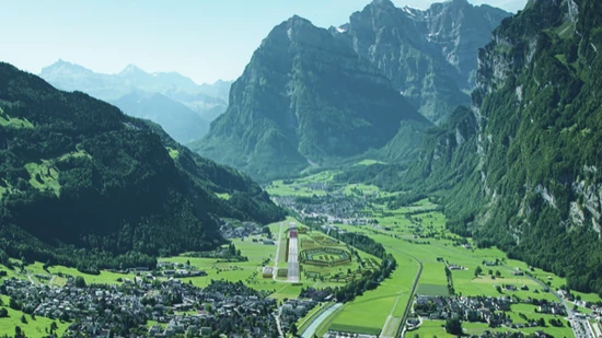 Die massiven Berge des Glarnerlands beiten eine einmalige Kulisse für das Fest.