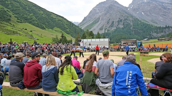 Schwingfest mit Zuschauern: Das Bündner Kantonalschwingfest wird von spannendem Sport, Kulinarik und Volklore geprägt.