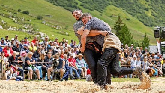 Kampf auf Augenhöhe: Christian Biäsch (rechts) duelliert sich mit dem Zürcher Eidgenossen Samir Leuppi.
