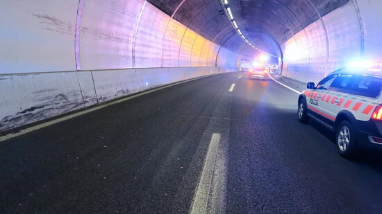 Unfall: Ein Auto kollidierte am Mittwochnachmittag mit der Tunnelwand im Ofenegg-Tunnel.