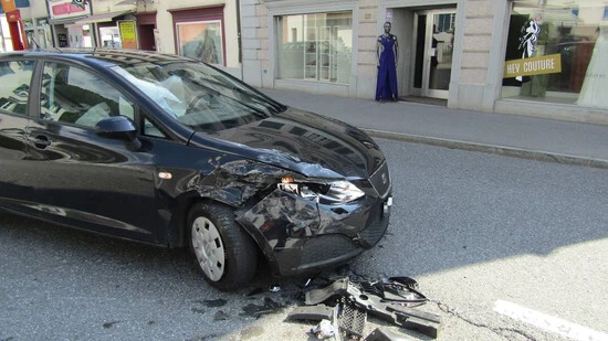 Verkehrsbehinderung: Auf der Hauptstrasse in Näfels kam es am Samstag zu einem Unfall. 