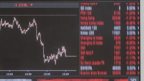 Rote Aktienkurse flackern über den Bildschirm der SIX Swiss Exchange (Archivbild).