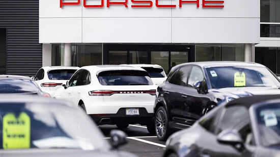 Der deutsche Sportwagenkonzern Porsche will mit dem Börsengang Ende September Mittel frei machen, um auf Elektromobilität umzustellen. (Archivbild)