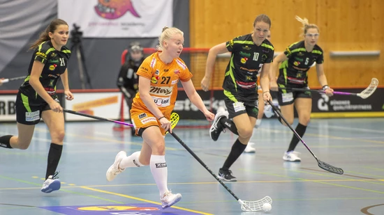 Doppel-Torschützin:Piranha Churs Eliska Trojankova sorgt für die zwischenzeitliche 2:1- und 3:1-Führung. 