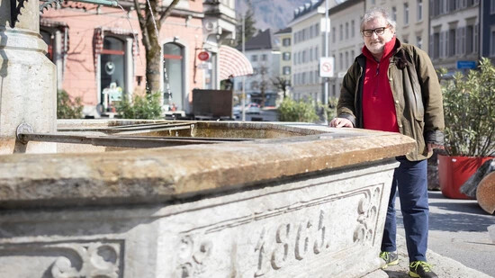 Kennt sich mit Gesteinen aus: Der Geologe Mark Feldmann steht vor dem Brunnen auf dem Rathausplatz. Dieser besteht aus weissem Solothurner Kalkstein und wurde in zwei Blöcken transportiert und im Jahr 1865 zusammengesetzt.
