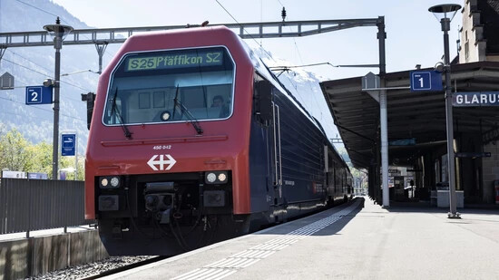 Ein Standortfaktor: Die S25 fährt – in der Regel – direkt vom Glarnerland nach Zürich HB. Im Moment wird zwischen Pfäffikon und Zürich aber gebaut.