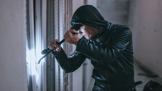 Ein gekipptes Fenster kann von Einbrechern einfach und schnell geöffnet werden. 