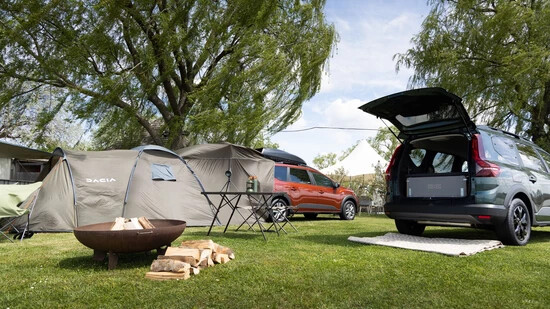 Alles dabei fürs Campen: Der Dacia Jogger zeigt sich als vielseitig und kann mit einem Aussenzelt (links) und einem Schlafplatz für zwei Erwachsene (rechts) ausgerüstet werden. 