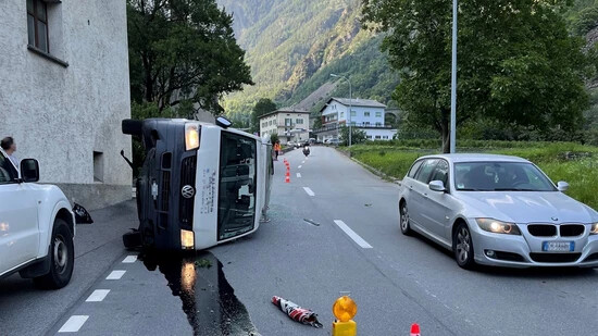 Selbstunfall: Der 42-jährige Autofahrer geriet mit seinem Lieferwagen über den rechten Strassenrand hinaus.