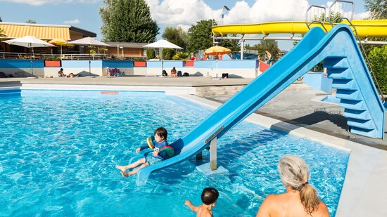 Kommt es im Freibad zu Gewalt oder gar Übergriffen, sind Kinder oft mit gefährdet. So verhalten sich Eltern und Kinder richtig. Hier zu sehen die Badi Lido in Rapperswil-Jona.