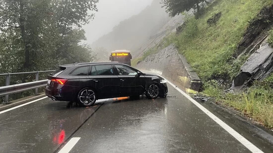 Aufprall: Wegen des starken Regens verlor der Fahrer die Kontrolle über sein Auto und prallte in eine Stützmauer.