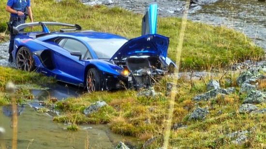 Selbstunfall: Am Dienstag hat eine Touristengruppe wegen eines Selbstunfalls einen gemieteten Lamborghini am Flüelapass versenkt und ist danach geflüchtet.