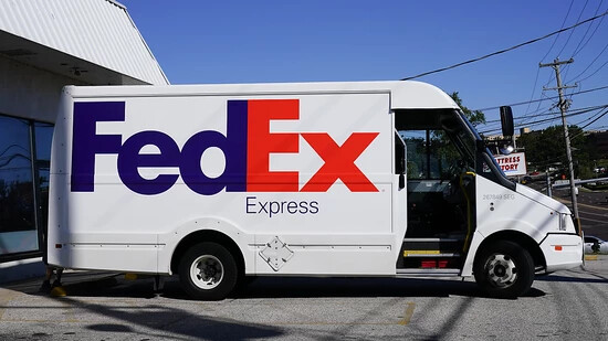 Bessere Profitabilität durch Kostensenkungen und höhere Preise: Der US-Logistikkonzern FedEx hat im vergangenen Quartal trotz Umsatzrückgang mehr Gewinn verbucht. (Archivbild)
