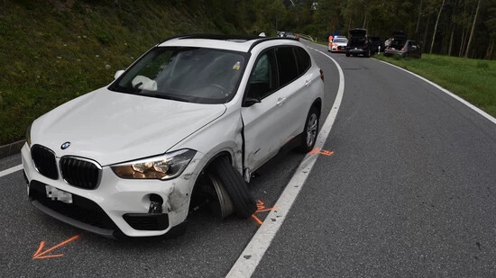 Unfall am «Bonaduzer Stutz»: Bei einer Streifkollision zwischen zwei Autos wurden beide Fahrzeuge beschädigt.