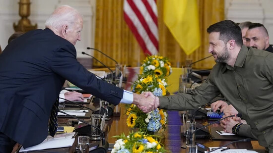 Joe Biden, Präsident der USA, gibt Wolodymyr Selenskyj, Präsident der Ukraine, die Hand, während sie sich im East Room des Weißen Hauses treffen. Foto: Evan Vucci/AP