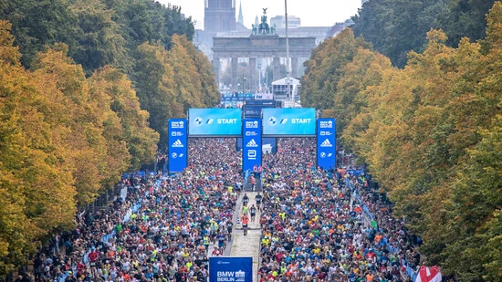 Gewaltige Masse: Die Teilnehmenden des Berlin Marathon rauschen vor dem Brandenburger Tor durch. 
