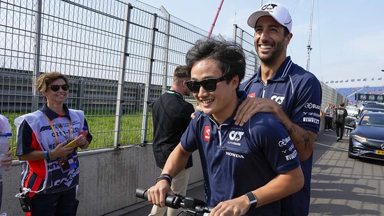 Der Japaner Yuki Tsunoda (vorne) und der Australier Daniel Ricciardo behalten auch 2024 ihr Stammcockpit im Team AlphaTauri