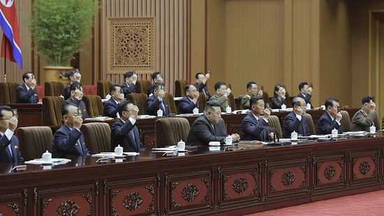 Der Machthaber Nordkoreas Kim Jong Un sitzt im Zentrum einer Sitzung der Regierung von Ende September. Unabhängigen Medienschaffenden wurde kein Zugang zur Sitzung gewährt. Die Regierung stellte das Bild, inklusive Wasserzeichen, zur Verfügung. …