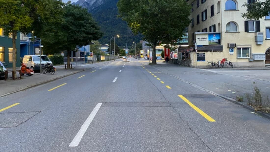 Am frühen Morgen auf der Kasernenstrasse: Bei der Kreuzung Kornquaderweg-Kasernenstrasse in Chur ereignete sich der Unfall.