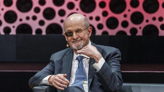 dpatopbilder - Salman Rushdie, britisch-indischer Schriftsteller/Träger Friedenspreis des deutschen Buchhandels 2023, sitzt beim Literaturgespräch auf der Bühne. Foto: Andreas Arnold/dpa