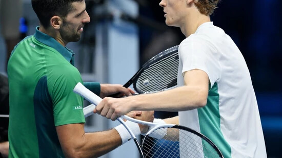 Jannik Sinner (rechts) lässt sich von Novak Djokovic zum Sieg gratulieren