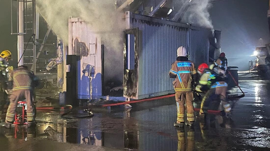 Vollbrand: Der Container brannte trotz schneller Reaktion der Feuerwehr komplett aus. 