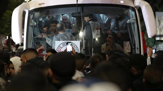 Ein Bus mit Mitarbeitern des Roten Kreuzes und palästinensischen ehemaligen Gefangenen kommt in Ramallah im Westjordanland an. Nun soll ein erneuter Gefangenentausch stattfinden - Israel und die Hamas sind aber unzufrieden mit den Namenslisten. Foto:…