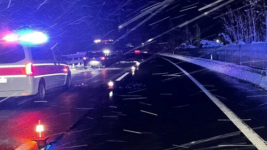 Unfall im Schneegestöber: Am Samstagabend ist es auf der Nordspur der A13 in Richtung Landquart zu einem Schleuderunfall gekommen.